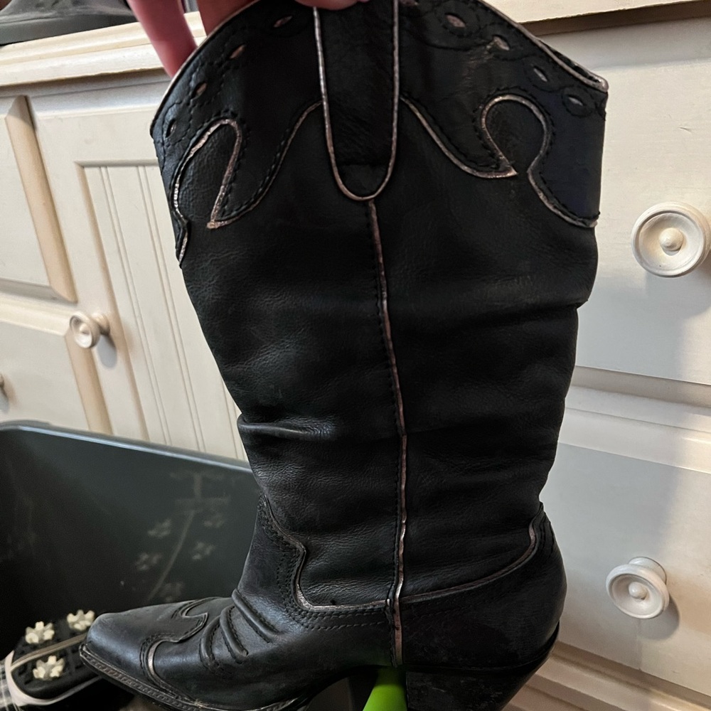 Size 8 black cowgirl boots Very Voletile